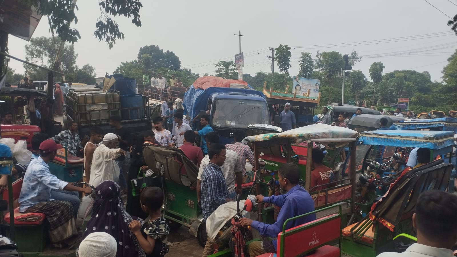 রায়পুরা রেলগেটে যানজটের আইন আছে, প্রয়োগ নেই
